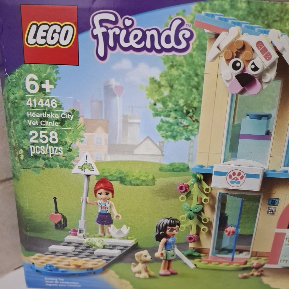Lego Friends Heartlake City Vet Clinic - Picture 2 of 6